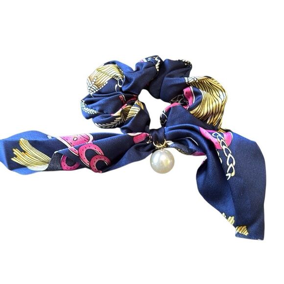Handmade satin scrunchie with faux pearl - Picture 1 of 5